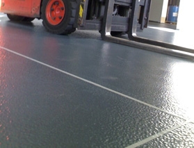 A műgyanta burkolat készítésekor döntően a fogadó aljzat (beton, aszfalt, kerámia lap, régi műgyanta, stb.) határozza meg az alkalmazható technológiát.